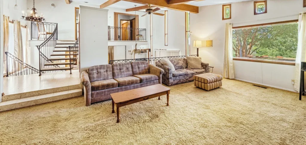 A spacious country home right in the city with the full golf course view <span class="mfrsm-badge mfrsm-badge-available">Available now</span>